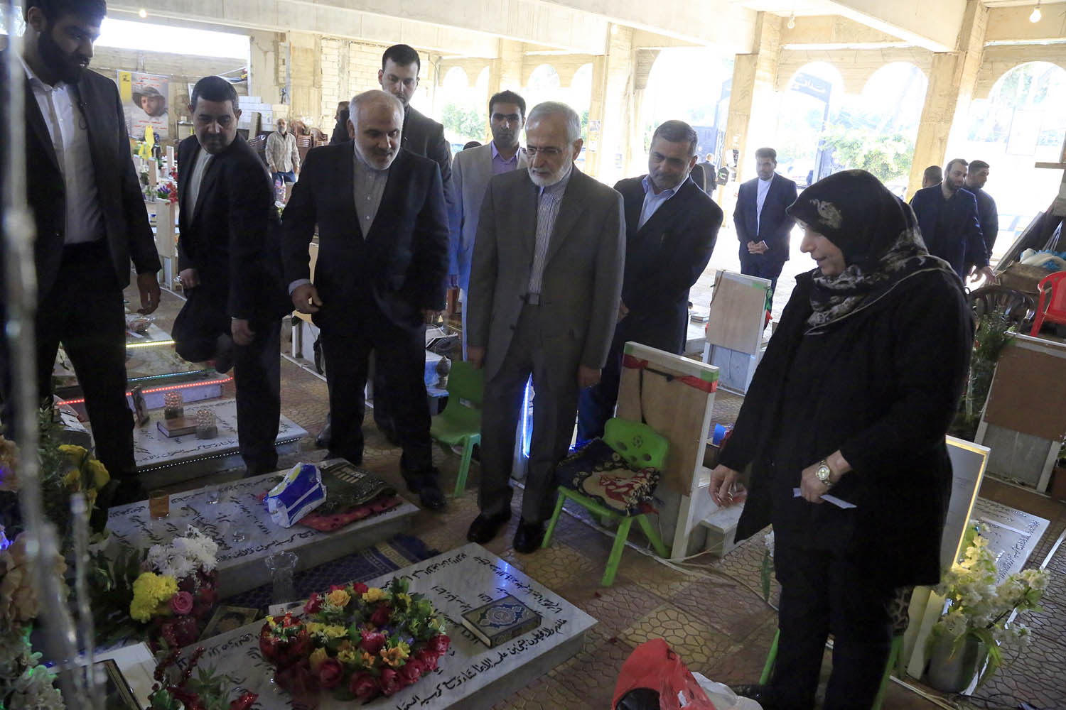 وفد من وزارة الخارجية الايرانية يزور ضريح الشهيد عماد مغنية